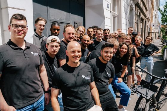 System-helden Team - Ihre Experten für Praxis-IT (Demo) Das System-helden Team vor dem Firmengebäude in Bonn. Wir sind Experten für Apple-basierte Praxissoftware und IT-Lösungen für Arztpraxen und Kliniken.